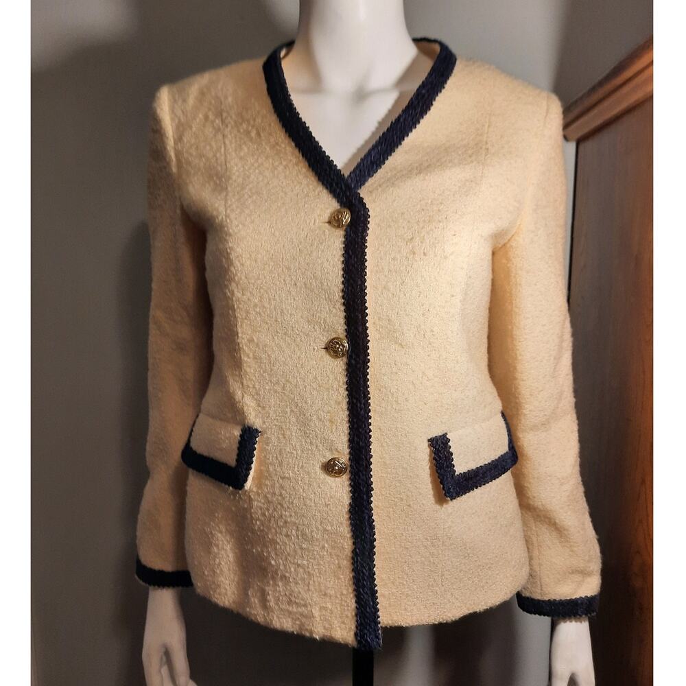 VINTAGE Woolmark Cream Wool Bouclé Jacket w/ Navy Trim & Gold Crest Buttons 10